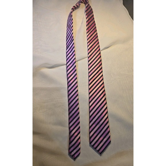 Dockers ~ Polyester Necktie ~48 Long 2.5 Wide~ Striped Pink Black - Picture 2 of 4
